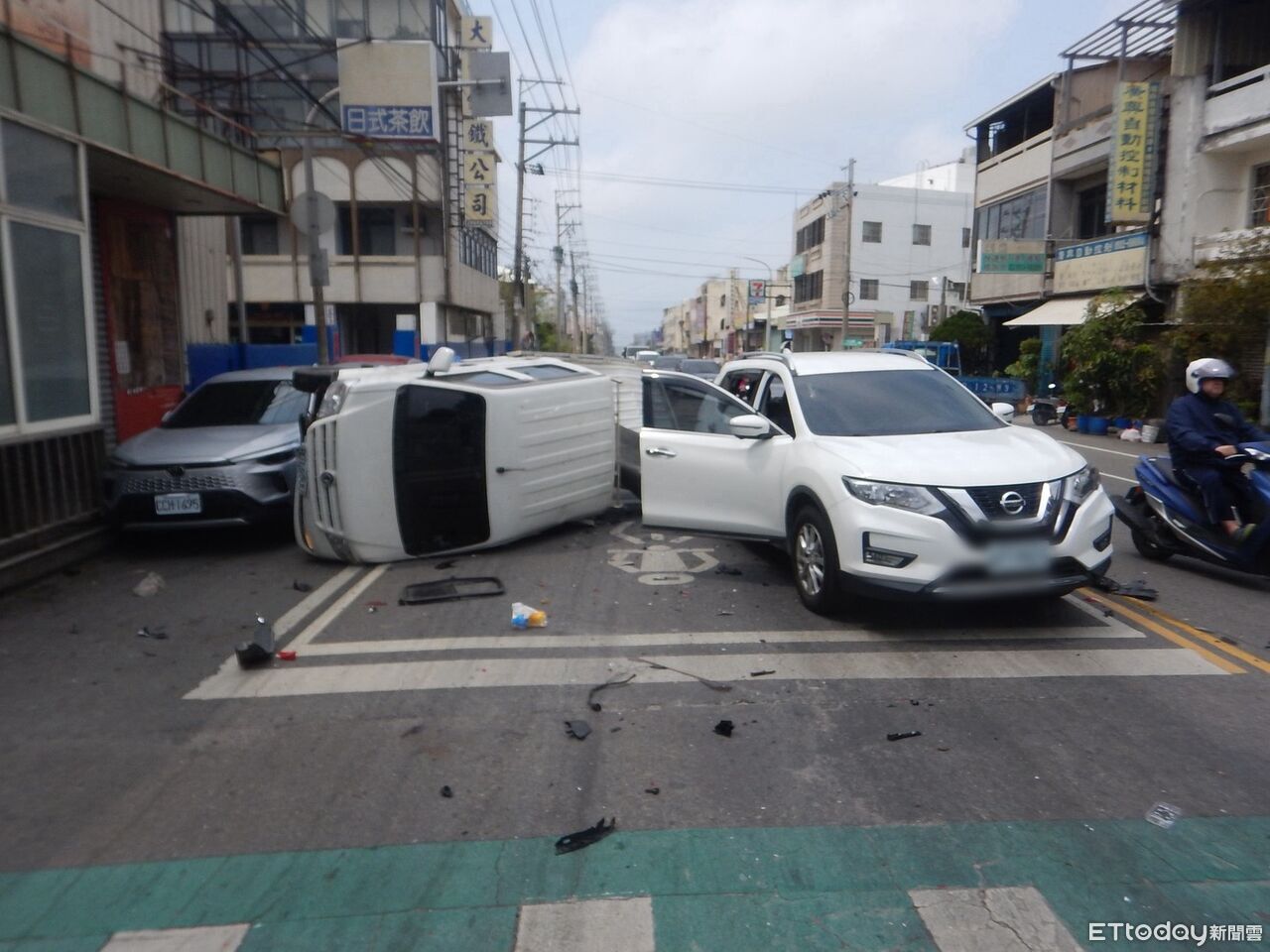 台中黑車高速追撞毀3車!零件噴滿地超驚悚 巨響嚇壞路人