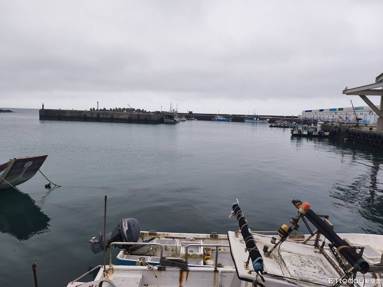 快訊/三芝後厝漁港驚傳自小客墜海!民眾目睹嚇報案 警消救援中