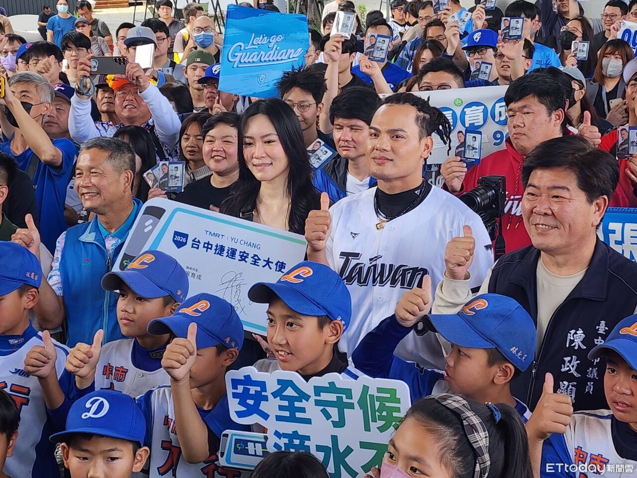 「國防部長」張育成現身台中代言捷運 鐵粉徹夜排12小時喊值得