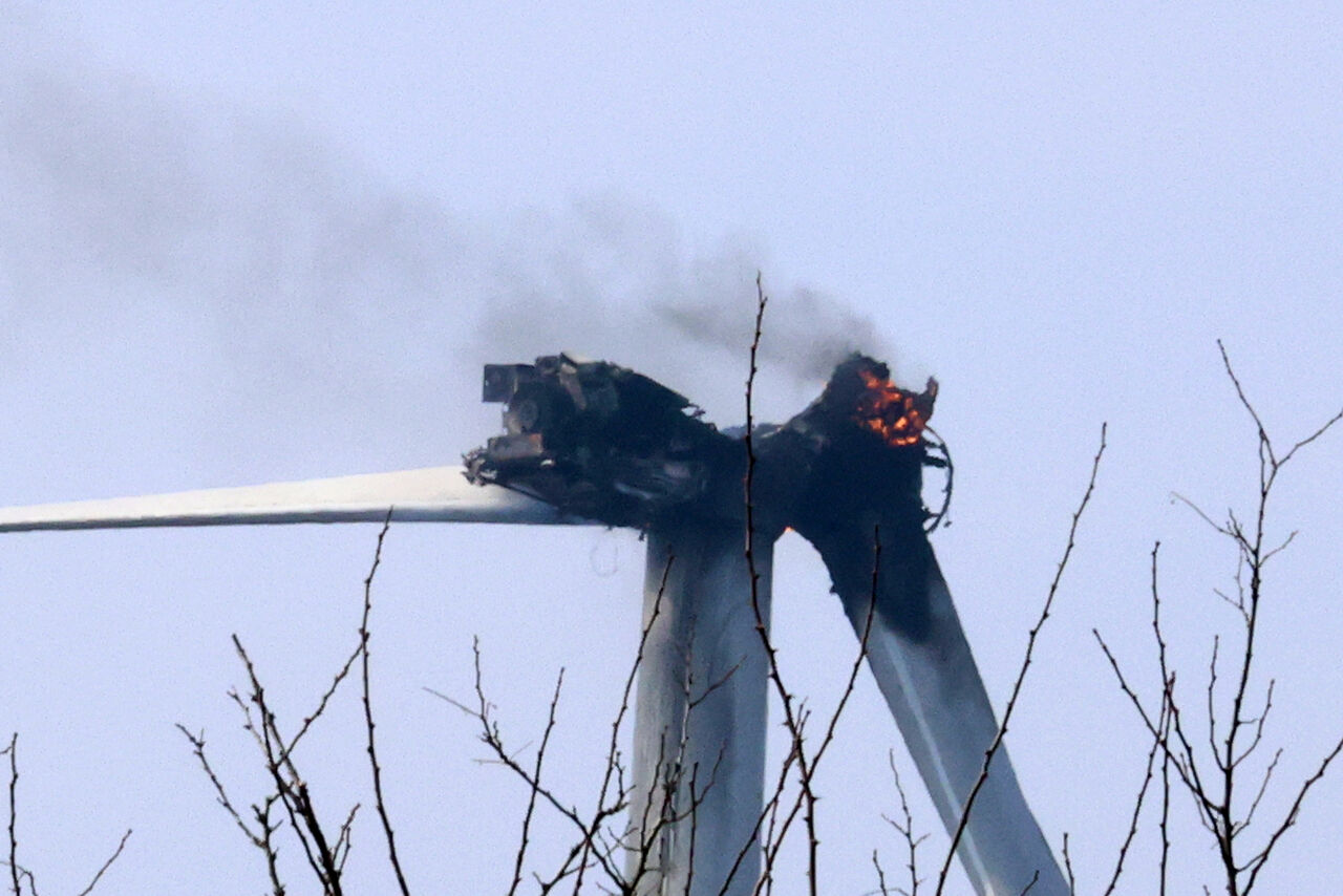 葉片燒斷!南韓78m風電機組「維修一半起火」 3工人喪命