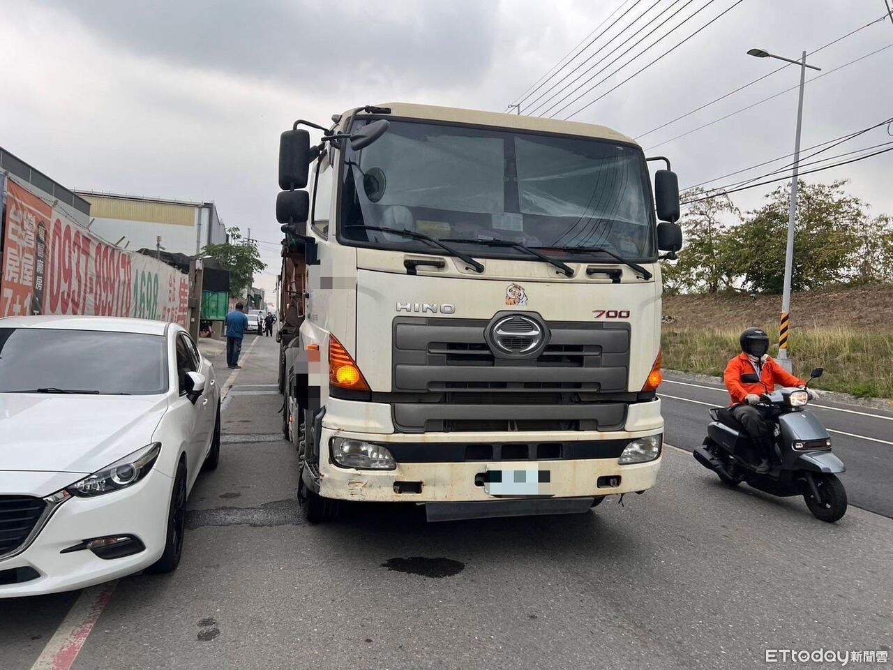 快訊/高雄騎士「飄到對向」對撞砂石車 捲車底慘死!