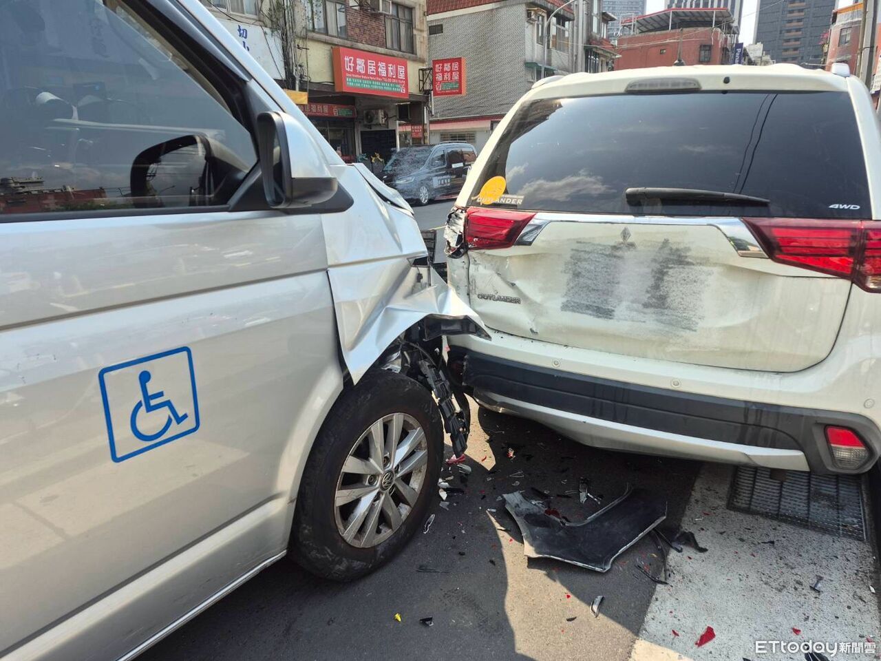 畫面曝!北市復康巴士誤開「保齡球模式」 連撞18輛汽機車