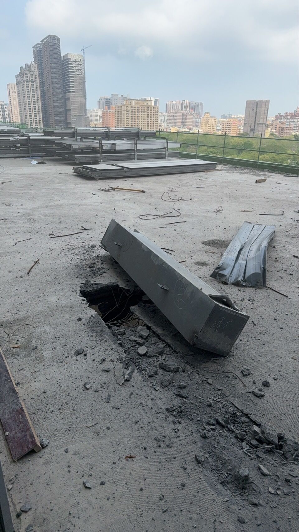 ▲▼高雄富邦漢神工地噴鋼筋1人遭砸亡　藍議員轟：市府工安螺絲鬆動。（圖／記者賴文萱翻攝）