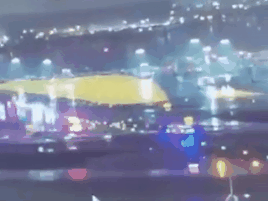 ▲▼美國紐約拉瓜迪亞機場（LaGuardia Airport）22日晚間發生加拿大快運航空（Air Canada Express）客機撞上消防車的重大事故，導致機上2名飛行員身亡。（圖／翻攝X）
