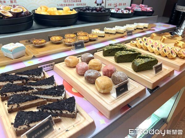 ▲海底撈4分店新推甜點吃到飽。（圖／海底撈提供）
