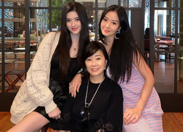 ▲▼孫芸芸（右）與媽媽何念慈、女兒廖思惟三代同框。（圖／翻攝aimeeyunyunsun IG）