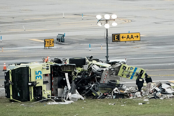 ▲▼美國紐約拉瓜迪亞機場（LaGuardia Airport）22日晚間發生客機撞上消防車的重大事故。（圖／路透）