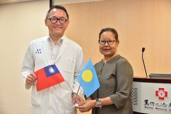 ▲▼馬偕外科部副主任林俊昌林俊昌（左）與米德莉（右）合影。（圖／馬偕醫院提供）