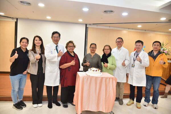 ▲▼張文瀚總院長(左3)率醫療團隊一同祝福米德莉(中)換肝重生。（圖／馬偕醫院提供）