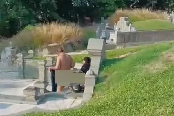 墓園活春宮!男女「墓碑旁激戰」不雅片瘋傳 當場被抓包飆罵
