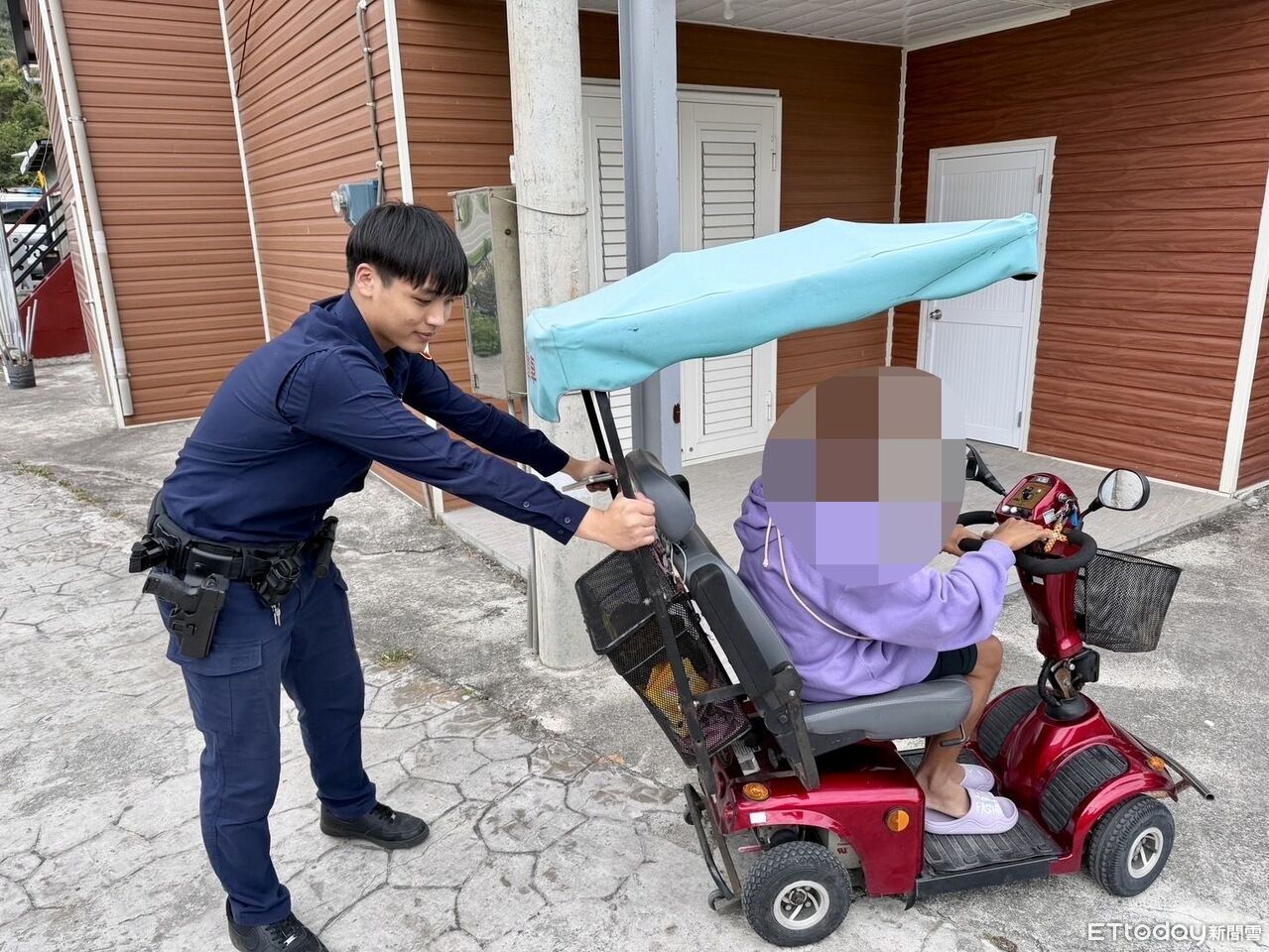 代步車沒電受困台11線 新豐警即時協助老翁平安返家