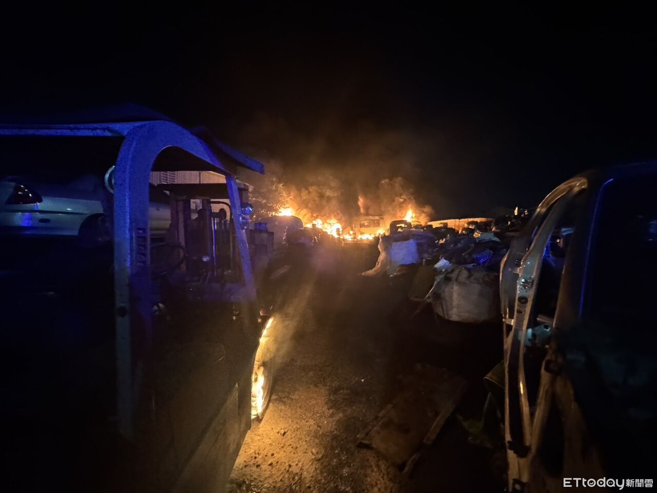 快訊/台南廢五金場大火!工廠「全面燃燒」傳爆炸聲 1員工受困