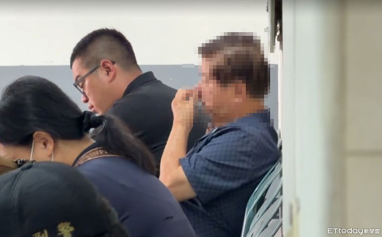 白髮送黑髮!44歲男倒臥高雄火車站廁所死亡 父憔悴認屍