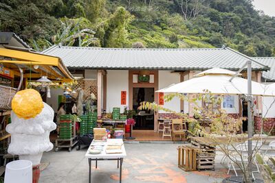 泰安隱世美食深藏山林彎道間！老三合院享用炭燒客家銅鍋