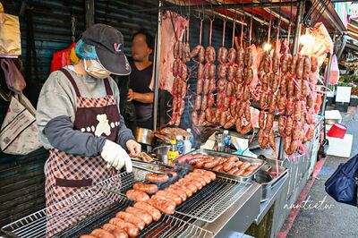 酒香極濃會噴汁！南勢角無名高粱香腸攤