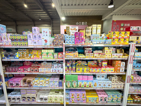 ▲▼小三美日鹿港批發零售倉。（圖／VIVIYU小世界授權提供）