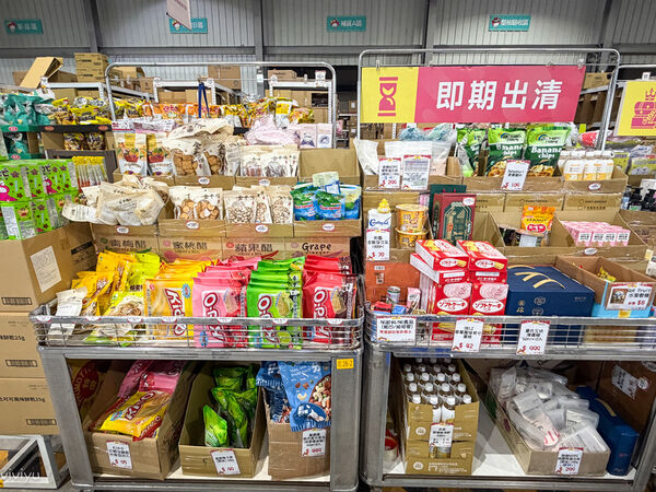 ▲▼小三美日鹿港批發零售倉。（圖／VIVIYU小世界授權提供）