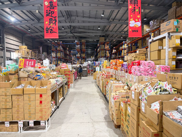 ▲▼小三美日鹿港批發零售倉。（圖／VIVIYU小世界授權提供）