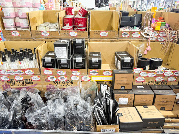 ▲▼小三美日鹿港批發零售倉。（圖／VIVIYU小世界授權提供）