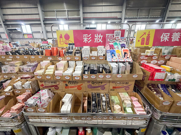 ▲▼小三美日鹿港批發零售倉。（圖／VIVIYU小世界授權提供）