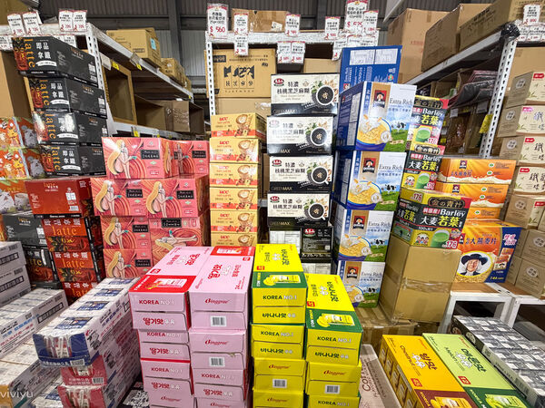 ▲▼小三美日鹿港批發零售倉。（圖／VIVIYU小世界授權提供）