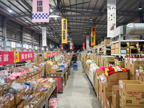 ▲▼小三美日鹿港批發零售倉。（圖／VIVIYU小世界授權提供）
