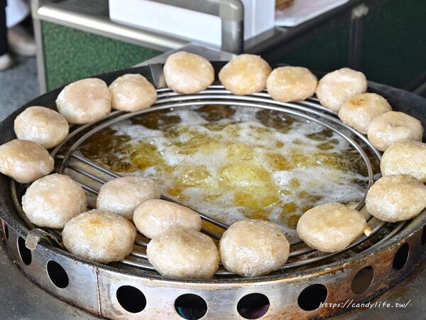 ▲▼新蹲著吃肉圓。（圖／糖糖`s 享食生活授權提供）