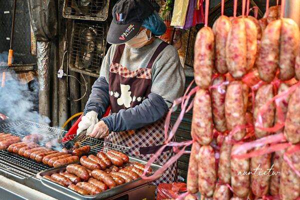 ▲▼南勢角無名高粱香腸。（圖／部落客水晶安蹄不務正業過生活授權提供）