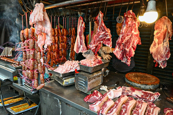 ▲▼南勢角無名高粱香腸。（圖／部落客水晶安蹄不務正業過生活授權提供）