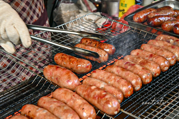 ▲▼南勢角無名高粱香腸。（圖／部落客水晶安蹄不務正業過生活授權提供）