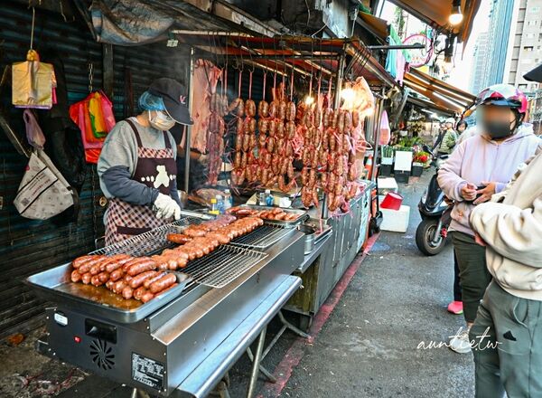 ▲▼南勢角無名高粱香腸。（圖／部落客水晶安蹄不務正業過生活授權提供）