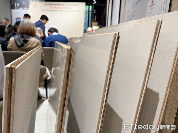 ▲▼ 磁磚木地板,建築廢棄,老屋翻新,彩鋼浴室,減廢施工            。（圖／記者陳筱惠攝）