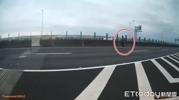 ▲▼拒檢棄車分頭竄逃被逮的越南籍非法移工黎姓駕駛，另名副駕駛座乘客，不要命跨越中央分隔島（上圖紅圈）狂奔。（圖／記者游芳男翻攝，下同）