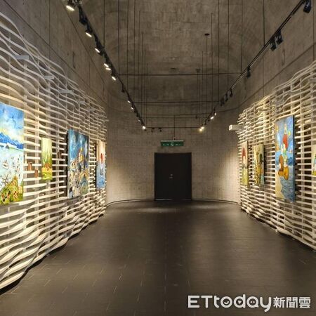 ▲高達九米的紅髮小女孩「MOI」戶外巨型裝置藝術氣球，本周已正式亮相並攀附於向山遊客中心建築外牆。（圖／翻攝「日月潭國家風景區管理處」臉書粉專）