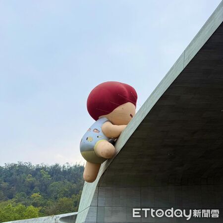 ▲高達九米的紅髮小女孩「MOI」戶外巨型裝置藝術氣球本周於日月潭向山亮相。（圖／翻攝「日月潭國家風景區管理處」臉書粉專，下同）