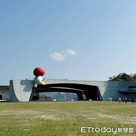 ▲高達九米的紅髮小女孩「MOI」戶外巨型裝置藝術氣球，本周已正式亮相並攀附於向山遊客中心建築外牆。（圖／翻攝「日月潭國家風景區管理處」臉書粉專）