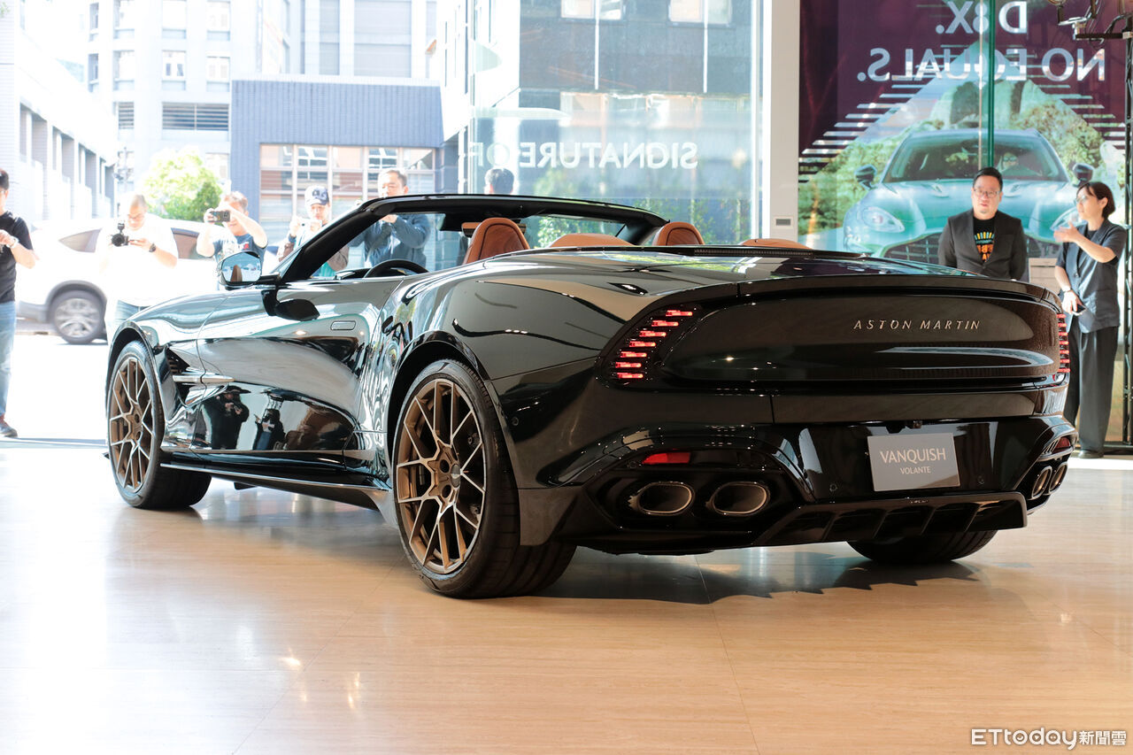 ▲1588萬起！Aston Martin「最強休旅車再進化」　敞篷王者同台演出。（圖／記者張慶輝攝）