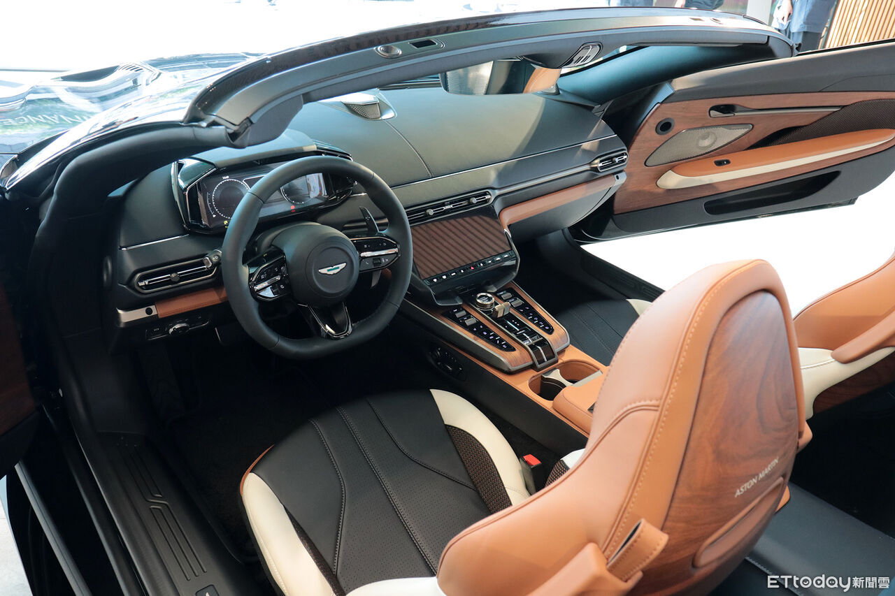 ▲1588萬起！Aston Martin「最強休旅車再進化」　敞篷王者同台演出。（圖／記者張慶輝攝）