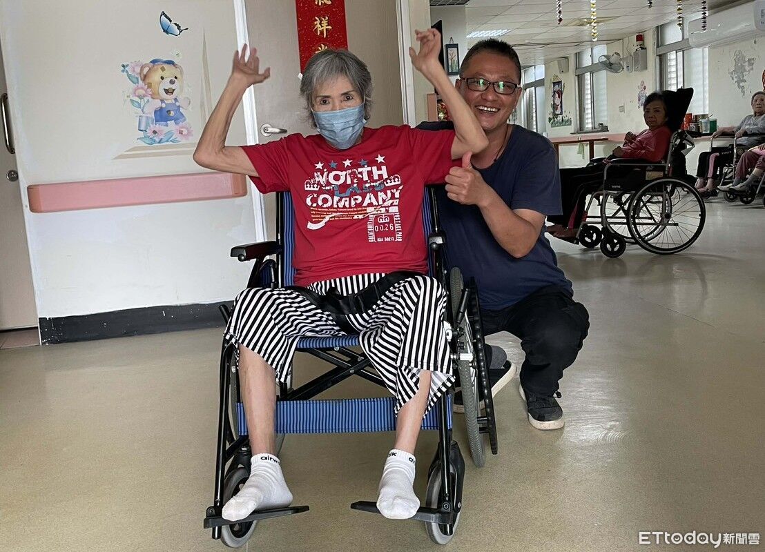 投入長照不言苦 照服員吳秉和陪伴失智長者走過晚年