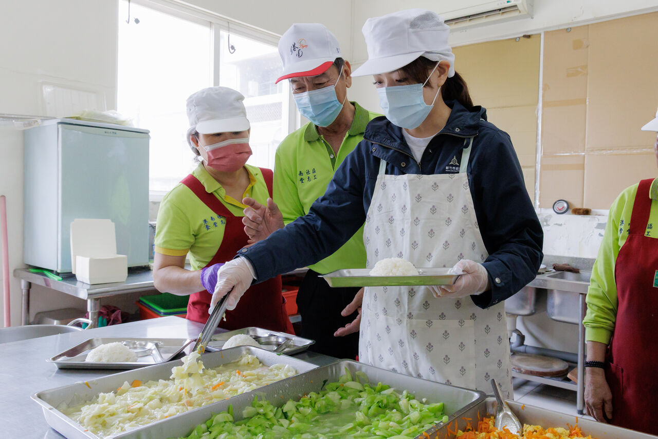 高虹安赴共餐食堂與長輩同樂 宣布餐費補助調升至100元