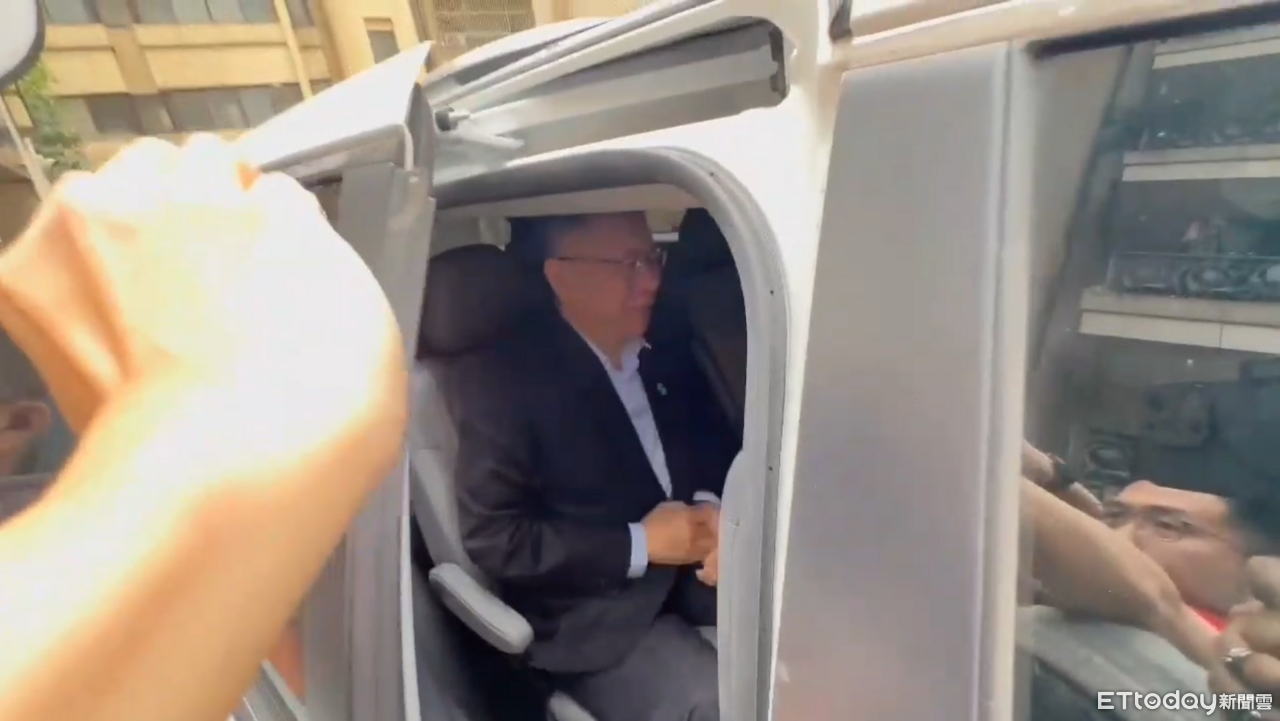 上工上工!京華城案今宣判 柯文哲上午神情輕鬆出門赴黨部