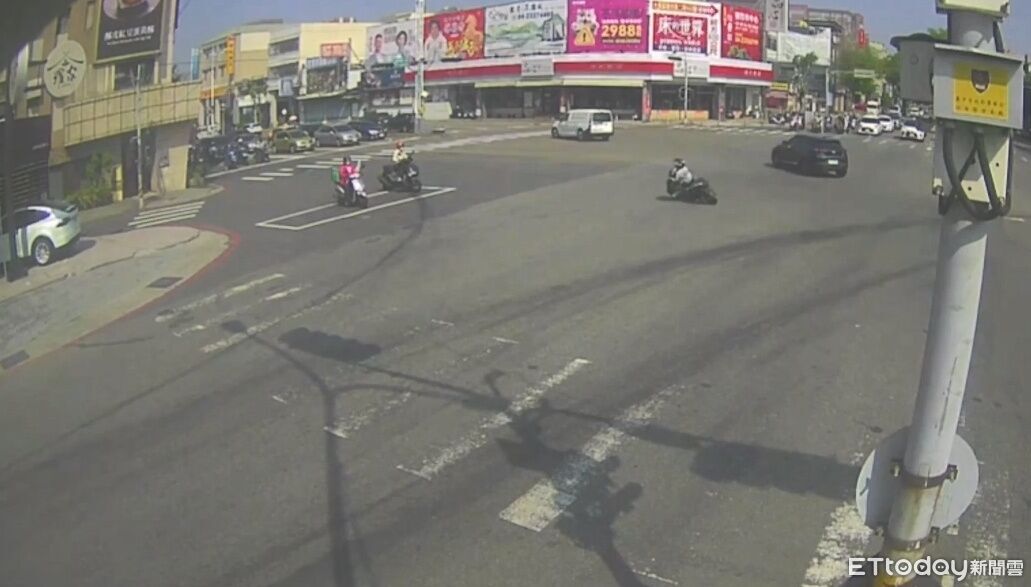 超扯片!違規騎機車還「180度壓車迴轉」 台中囂張猴竟是小六生