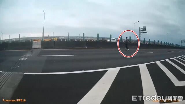 國道玩命!非法移工拒檢棄車跑給警察追 驚險竄逃畫面曝