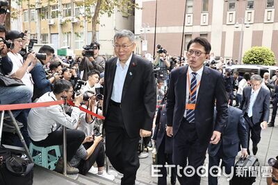 全程站立聽判!柯文哲聽到一審17年「表情瞬間凝重」又微笑
