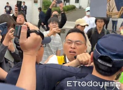 柯文哲遭判17年...新黨游智彬法院外砸水球 和員警爆衝突