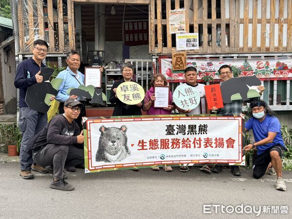 ▲▼花蓮分署朱懿千副分署長前往清水部落公開表揚並頒發通報及監測獎勵金。（圖／花蓮分署提供，下同）