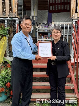 ▲▼花蓮分署朱懿千副分署長前往清水部落公開表揚並頒發通報及監測獎勵金。（圖／花蓮分署提供，下同）