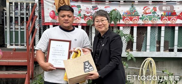 ▲▼花蓮分署朱懿千副分署長前往清水部落公開表揚並頒發通報及監測獎勵金。（圖／花蓮分署提供，下同）