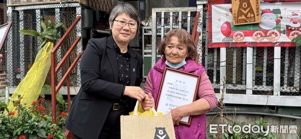 ▲▼花蓮分署朱懿千副分署長前往清水部落公開表揚並頒發通報及監測獎勵金。（圖／花蓮分署提供，下同）