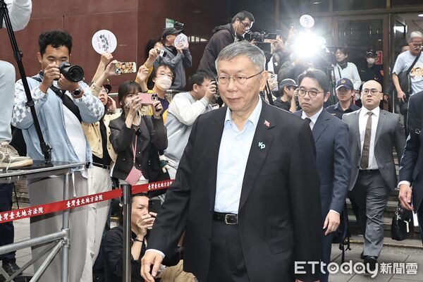 ▲▼柯文哲一審判刑17年，微笑走出台北地院。（圖／記者徐文彬攝）